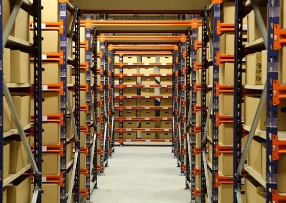 Entrepôt de stockage contenant des pièces d’ascenseur reconditionnées prêtes à être réinstallées