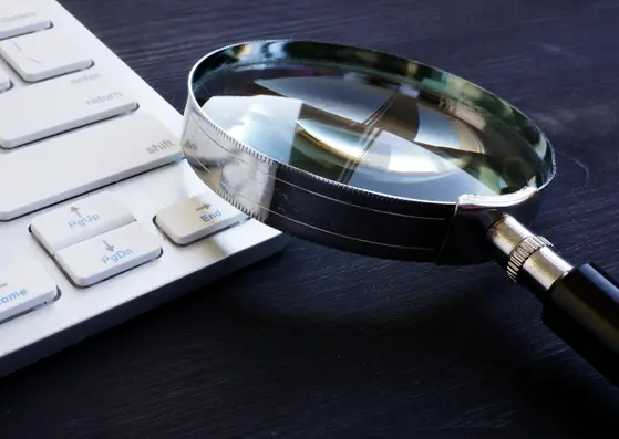 Loupe représentant la vérification et la traçabilité des pièces d’ascenseur reconditionnées