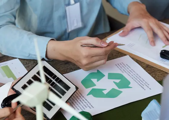 Symbole de recyclage représentant l’économie circulaire appliquée aux ascenseurs reconditionnés