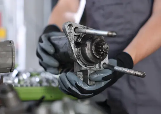 Technicien manipulant une pièce détachée d’ascenseur reconditionnée issue du catalogue TrackLift