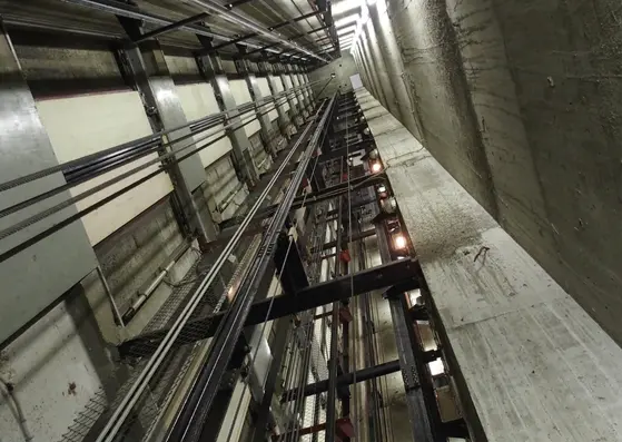 Vue intérieure d’une gaine d’ascenseur illustrant les solutions TrackLift pour la maintenance et le réemploi des équipements