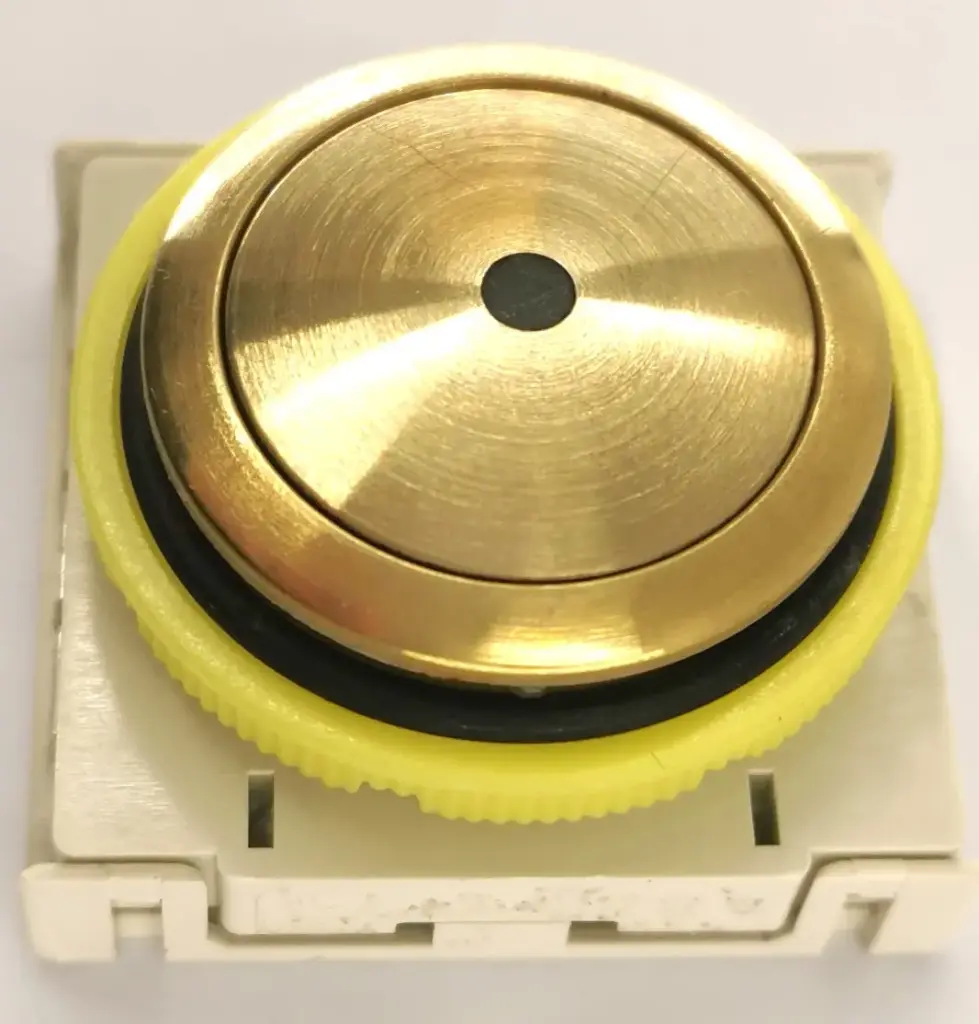 BOUTON DMG PANZER DORE JAUNE